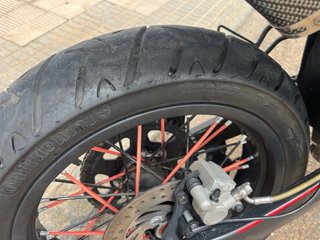 Moto UM DSR 125 Enduro Negra y Roja