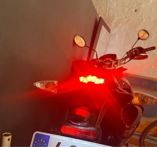 Moto UM DSR 125 Enduro Negra y Roja