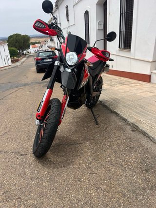 Moto UM DSR 125 Enduro Negra y Roja