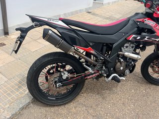 Moto UM DSR 125 Enduro Negra y Roja