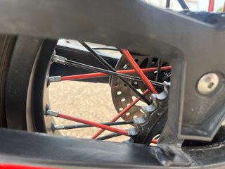 Moto UM DSR 125 Enduro Negra y Roja