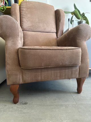 Sillón orejero beige tela