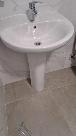 Lavabo con pedestal blanco