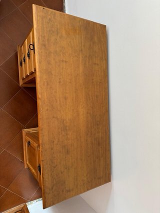 Escritorio madera maciza con cajones y puerta