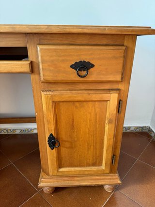 Escritorio madera maciza con cajones y puerta