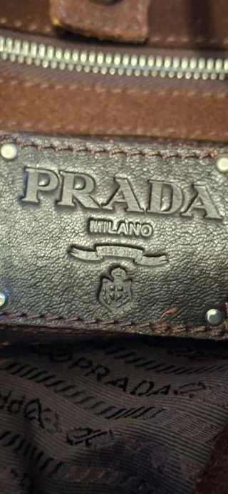 Bolso Prada ante marrón detalles plata