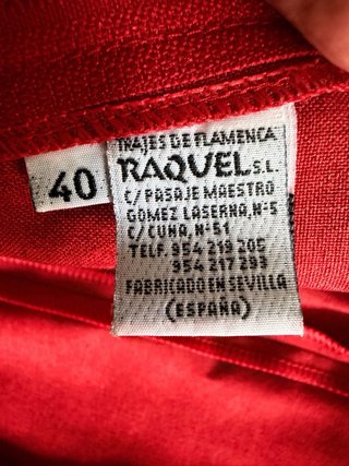 Traje de flamenca rojo volante No es elástico.