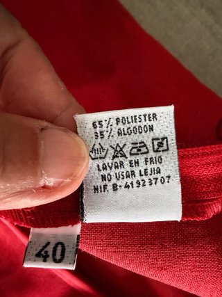 Traje de flamenca rojo volante No es elástico.