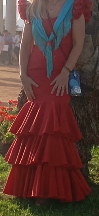 Traje de flamenca rojo volante No es elástico.