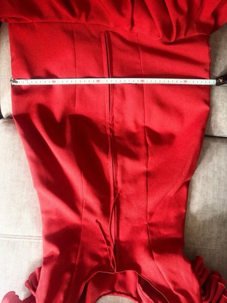 Traje de flamenca rojo volante No es elástico.