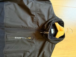 Chaqueta polar New Balance negra y verde.