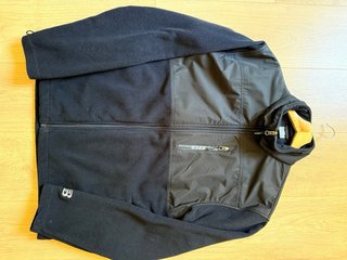 Chaqueta polar New Balance negra y verde.