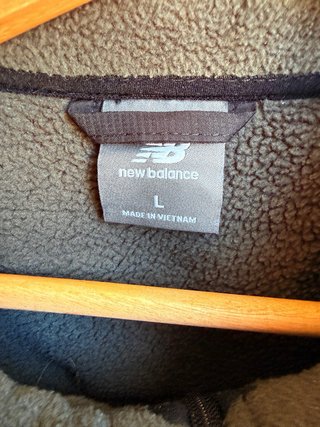Chaqueta polar New Balance negra y verde.