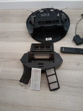 Robot Aspirador Vactidy Negro en su caja.