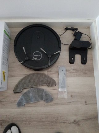 Robot Aspirador Vactidy Negro en su caja.