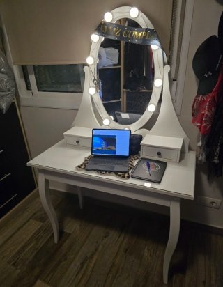 Tocador blanco con espejo y luces