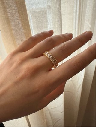 Anillo elegante con piedras