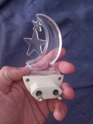 Luz nocturna de luna y estrellas