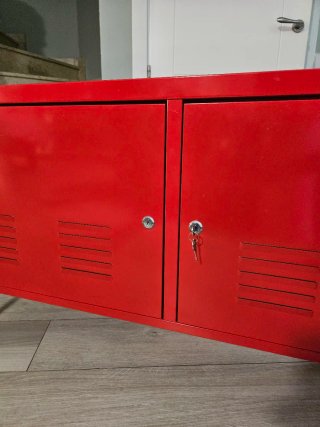 Mueble bajo rojo de metal con puertas