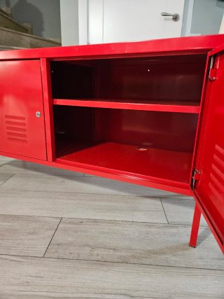 Mueble bajo rojo de metal con puertas