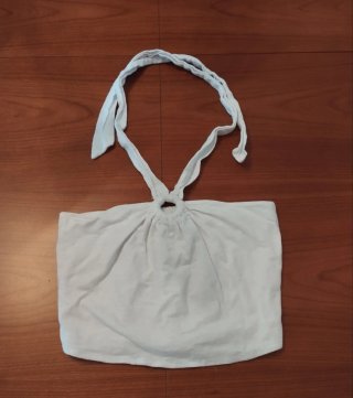 Top blanco con anilla