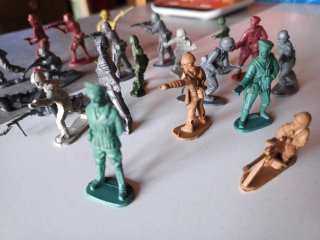 Lotto di 23 soldatini di plastica anni '80/'90