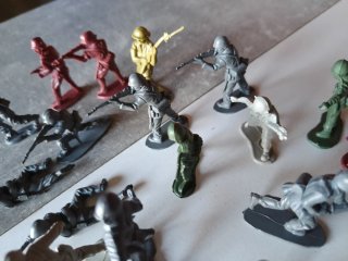 Lotto di 23 soldatini di plastica anni '80/'90