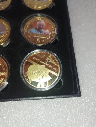 12 Medaglie Re Carlo III Placcate Oro 24kt