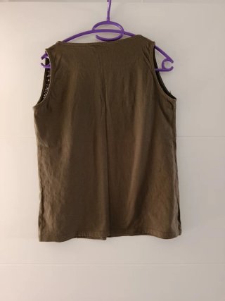 Camiseta Kiabi verde oliva talla S