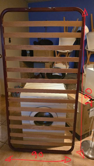 Somier metálico con láminas de madera y colchones