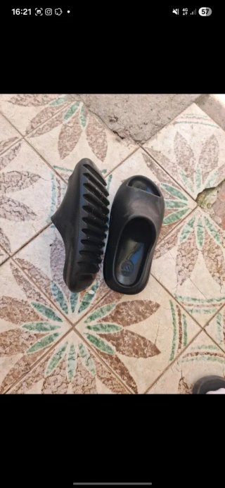 Ciabatte Adidas Yeezy nere