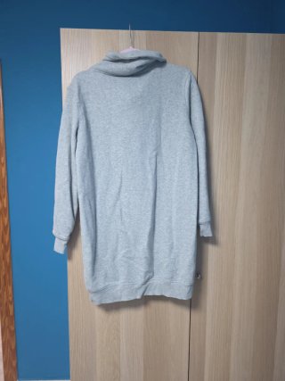 Vestido deportivo gris con capucha