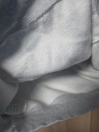 Vestido deportivo gris con capucha
