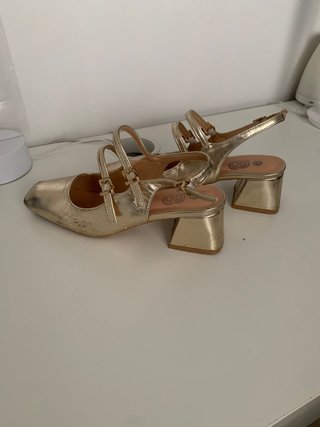 Zapatos dorados tacón talla 38