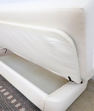 Sofá cama beige con almacenaje