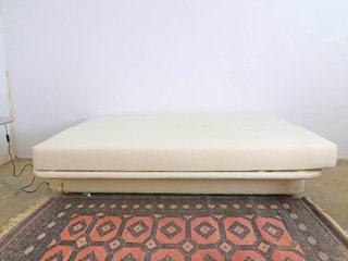 Sofá cama beige con almacenaje