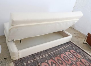 Sofá cama beige con almacenaje
