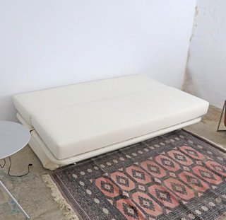 Sofá cama beige con almacenaje