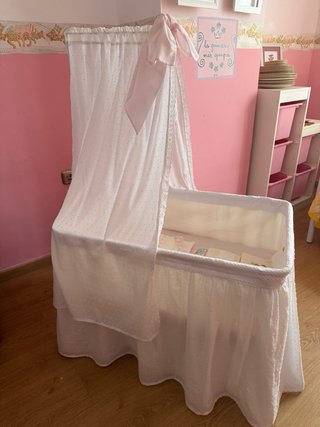 Minicuna blanca con dosel y lazo rosa