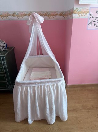 Minicuna blanca con dosel y lazo rosa