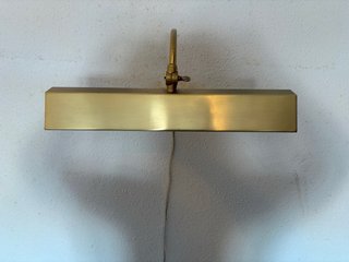 Lámpara de pared dorada de metal