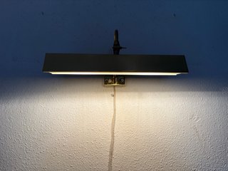 Lámpara de pared dorada de metal