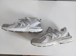 Zapatillas deportivas Kelme grises y blancas