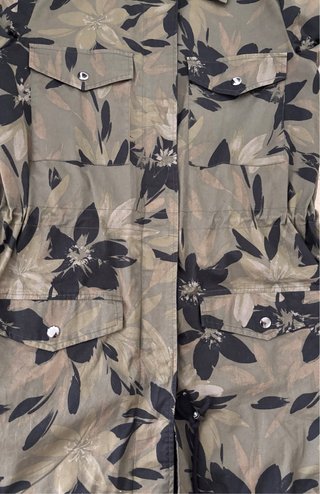 Chaqueta Guess flores verde y negro Talla S