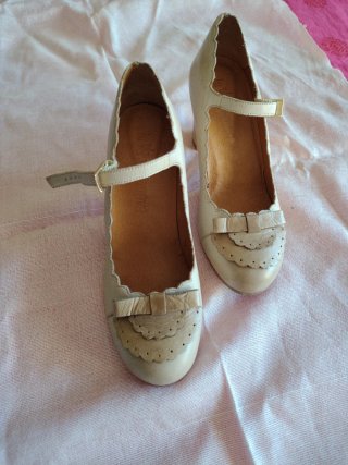 Zapatos tacón beige La veintinueve