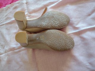 Zapatos tacón beige La veintinueve