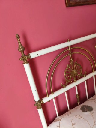 Dormitorio de matrimonio de forja blanca y bronce