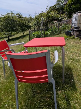 Mesa y 2 sillas de jardín rojas