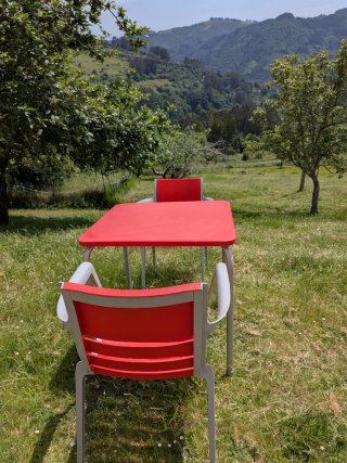 Mesa y 2 sillas de jardín rojas