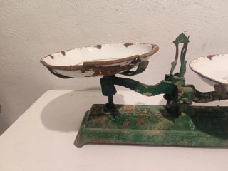 Balanza antigua de cocina verde para restaurar
